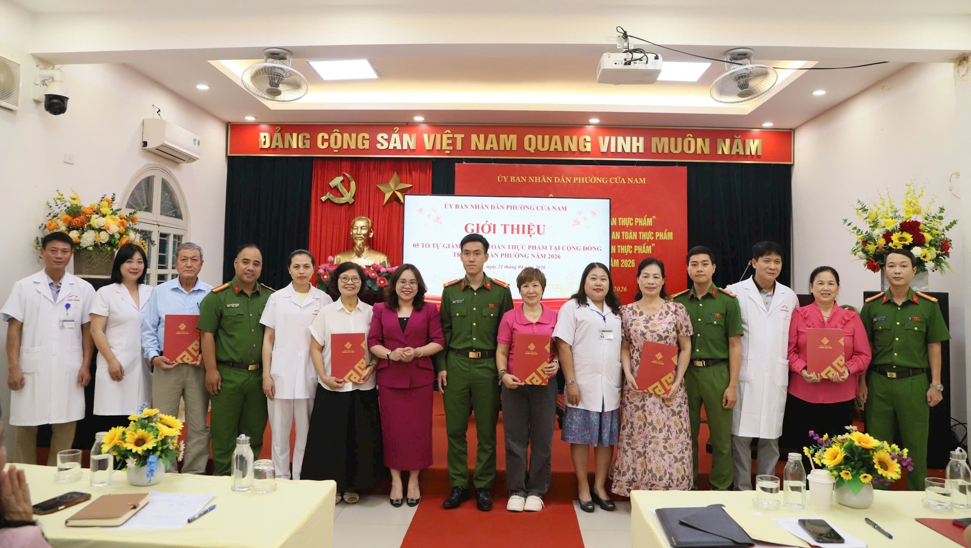 Phường Cửa Nam ra mắt 5 tổ giám sát an toàn thực phẩm tại cộng đồng- Ảnh 1.