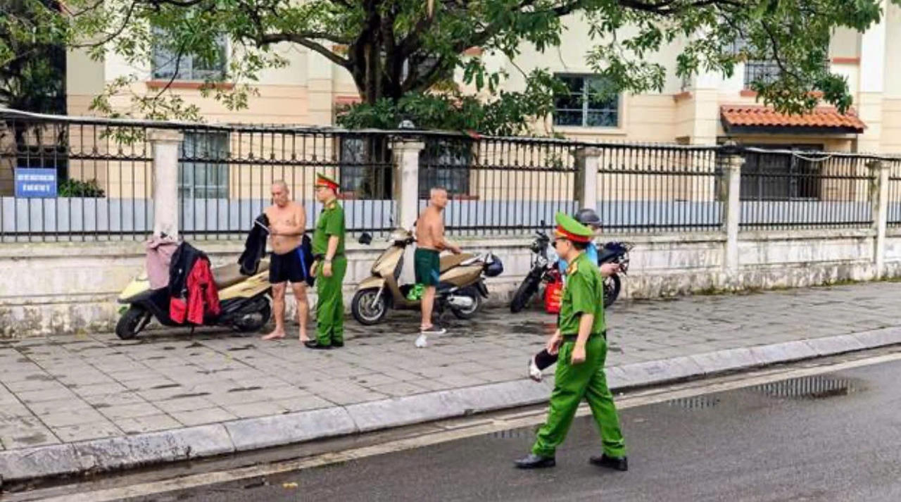 Công an phường Tây Hồ ra quân đảm bảo trật tự, mỹ quan đô thị khu vực Hồ Tây- Ảnh 4.