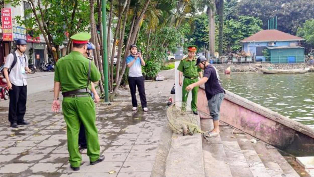 Công an phường Tây Hồ ra quân đảm bảo trật tự, mỹ quan đô thị khu vực Hồ Tây- Ảnh 1.