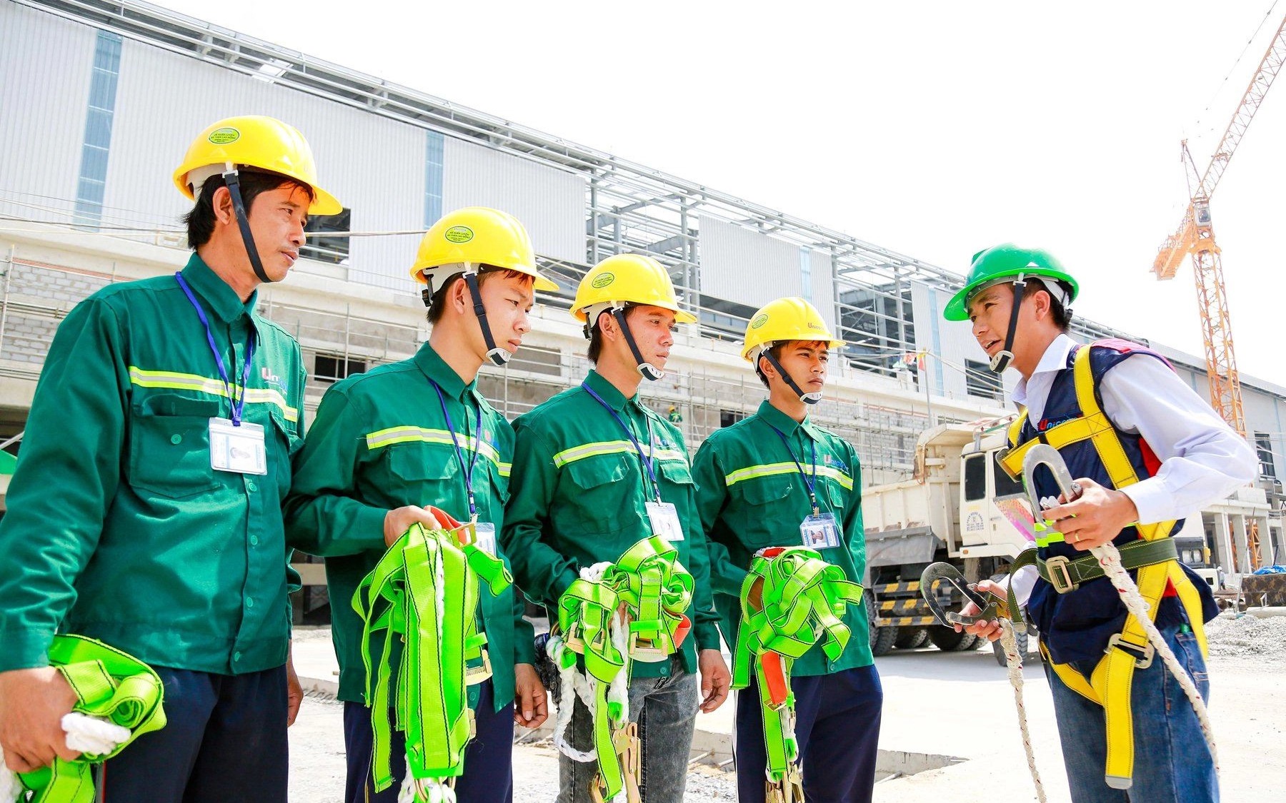 An toàn – Vệ sinh lao động: Bảo vệ tính mạng, nâng cao uy tín doanh nghiệp