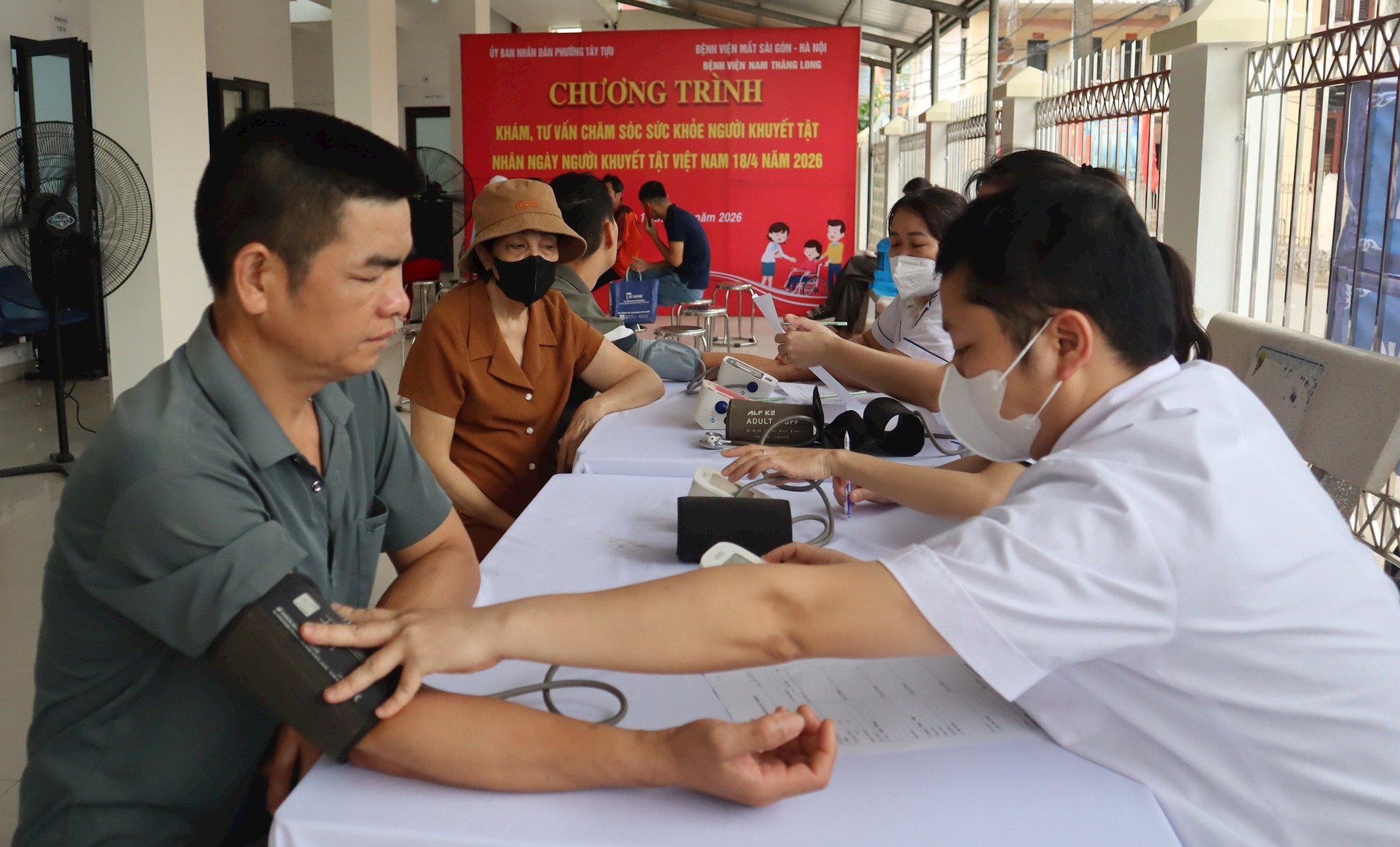 Phường Tây Tựu khám sức khỏe miễn phí cho hơn 200 người khuyết tật- Ảnh 1.