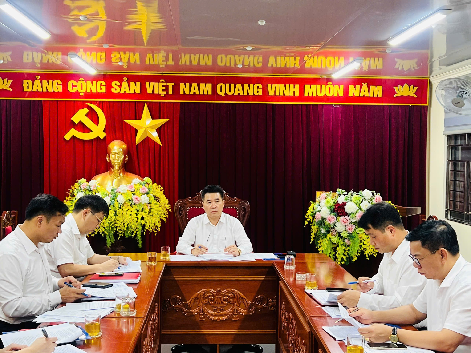 Chiều 20/4/2026, UBND xã tổ chức hội nghị nhằm thống nhất lịch công tác tuần, đánh giá tình hình thu phí cho thuê ki-ốt tại các chợ và triển khai các biện pháp truy thu ngân sách nhà nước.- Ảnh 1.