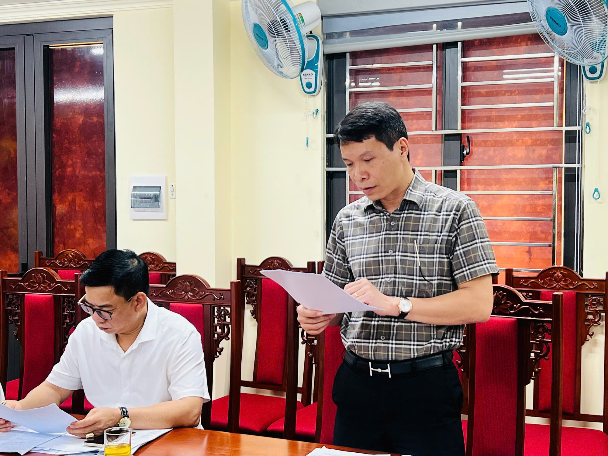 Chiều 20/4/2026, UBND xã tổ chức hội nghị nhằm thống nhất lịch công tác tuần, đánh giá tình hình thu phí cho thuê ki-ốt tại các chợ và triển khai các biện pháp truy thu ngân sách nhà nước.- Ảnh 2.
