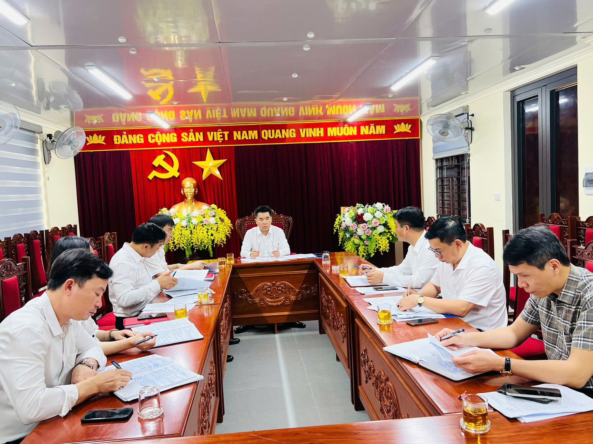 Chiều 20/4/2026, UBND xã tổ chức hội nghị nhằm thống nhất lịch công tác tuần, đánh giá tình hình thu phí cho thuê ki-ốt tại các chợ và triển khai các biện pháp truy thu ngân sách nhà nước.- Ảnh 3.
