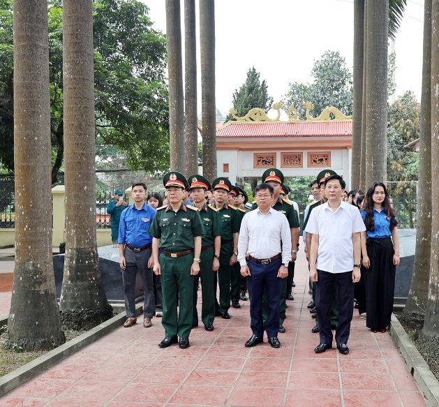 Các đồng chí lãnh đạo dâng hương, tưởng niệm các anh hùng liệt sĩ tại nghĩa trang&nbsp;quân nhân và chuyên gia Trung Quốc tại thôn Chiến Thắng xã Xuân Mai- Ảnh 1.