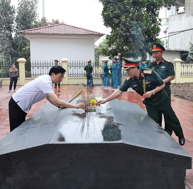 Các đồng chí lãnh đạo dâng hương, tưởng niệm các anh hùng liệt sĩ tại nghĩa trang&nbsp;quân nhân và chuyên gia Trung Quốc tại thôn Chiến Thắng xã Xuân Mai- Ảnh 2.