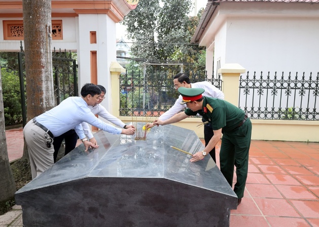 Các đồng chí lãnh đạo dâng hương, tưởng niệm các anh hùng liệt sĩ tại nghĩa trang&nbsp;quân nhân và chuyên gia Trung Quốc tại thôn Chiến Thắng xã Xuân Mai- Ảnh 3.