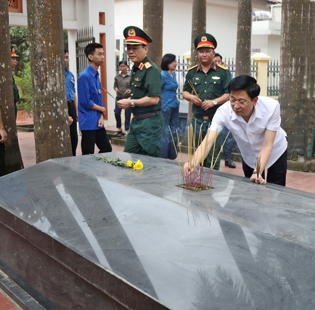 Các đồng chí lãnh đạo dâng hương, tưởng niệm các anh hùng liệt sĩ tại nghĩa trang&nbsp;quân nhân và chuyên gia Trung Quốc tại thôn Chiến Thắng xã Xuân Mai- Ảnh 4.