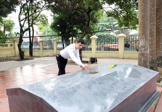 Các đồng chí lãnh đạo dâng hương, tưởng niệm các anh hùng liệt sĩ tại nghĩa trang&nbsp;quân nhân và chuyên gia Trung Quốc tại thôn Chiến Thắng xã Xuân Mai- Ảnh 5.