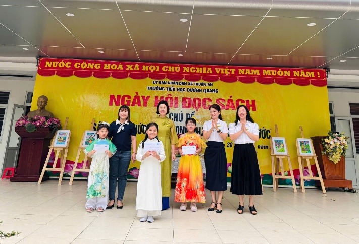 A group of people standing in front of a yellow banner  AI-generated content may be incorrect.