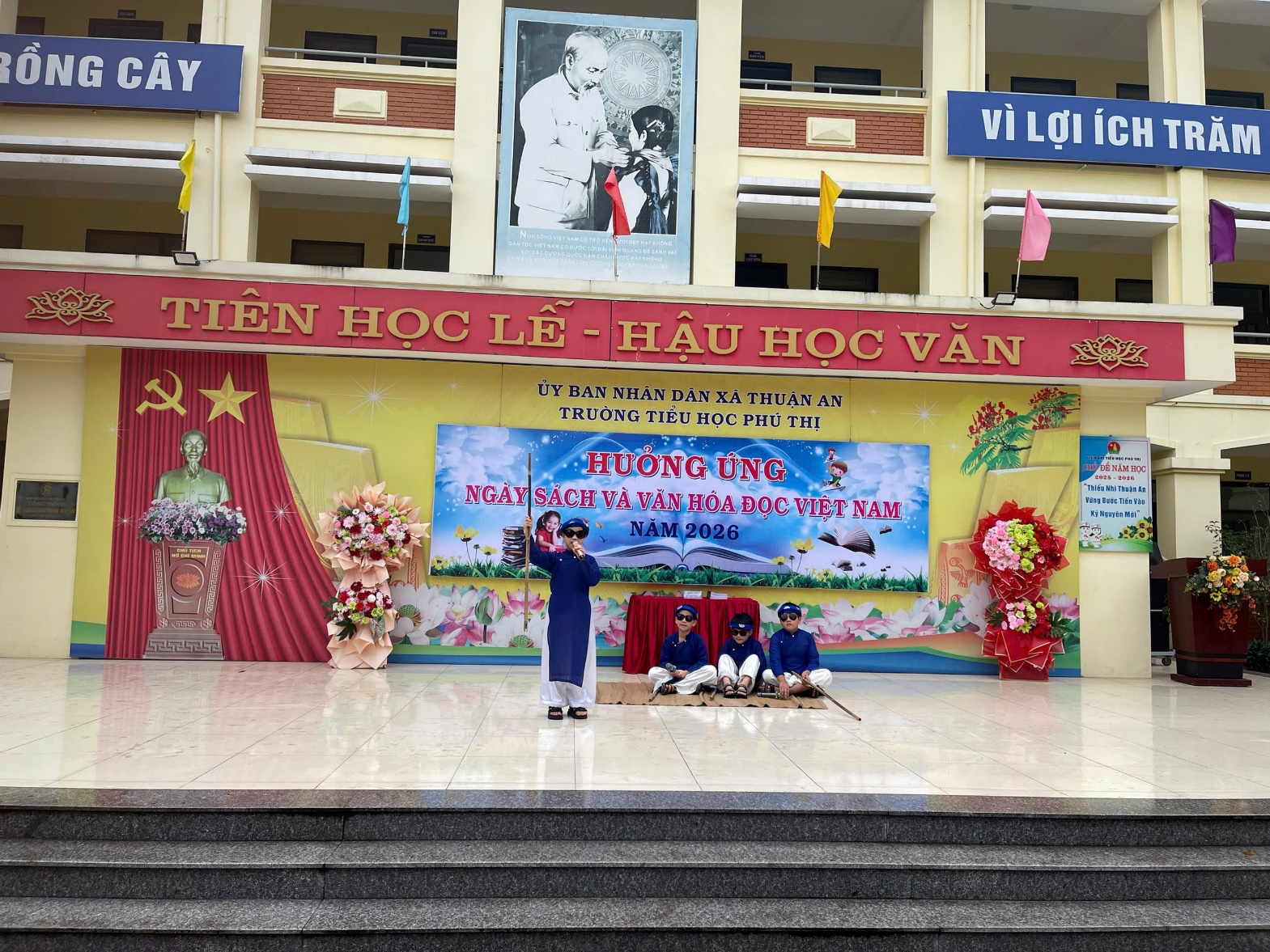 A group of people on a stage  AI-generated content may be incorrect.