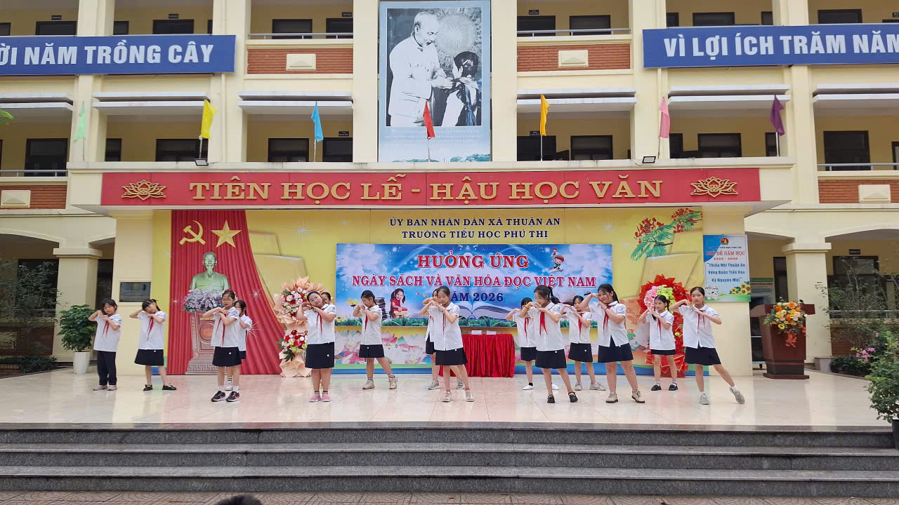 A group of people on a stage  AI-generated content may be incorrect.