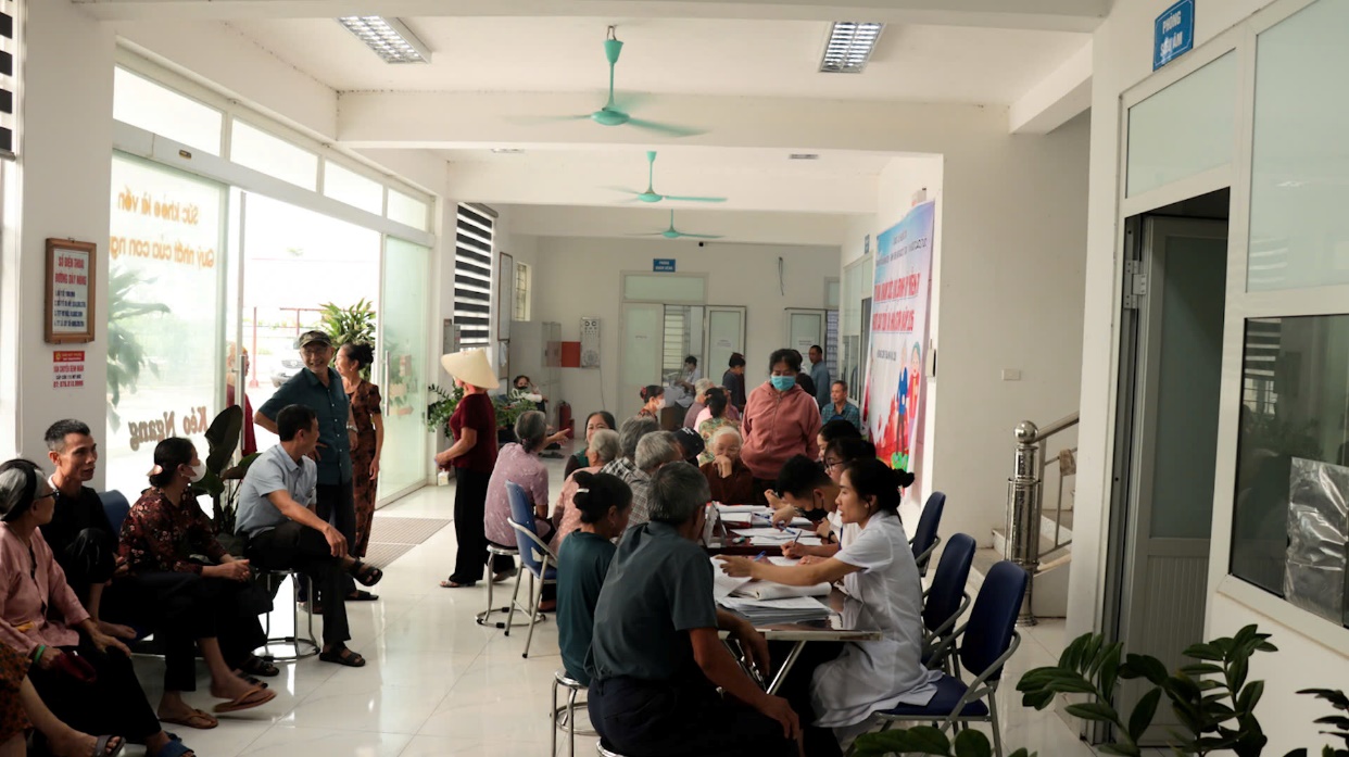 Trạm Y tế xã Hồng Sơn phối hợp với Bệnh viện Mắt Quốc tế DND khám sức khoẻ miễn phí cho 1283 người- Ảnh 1.