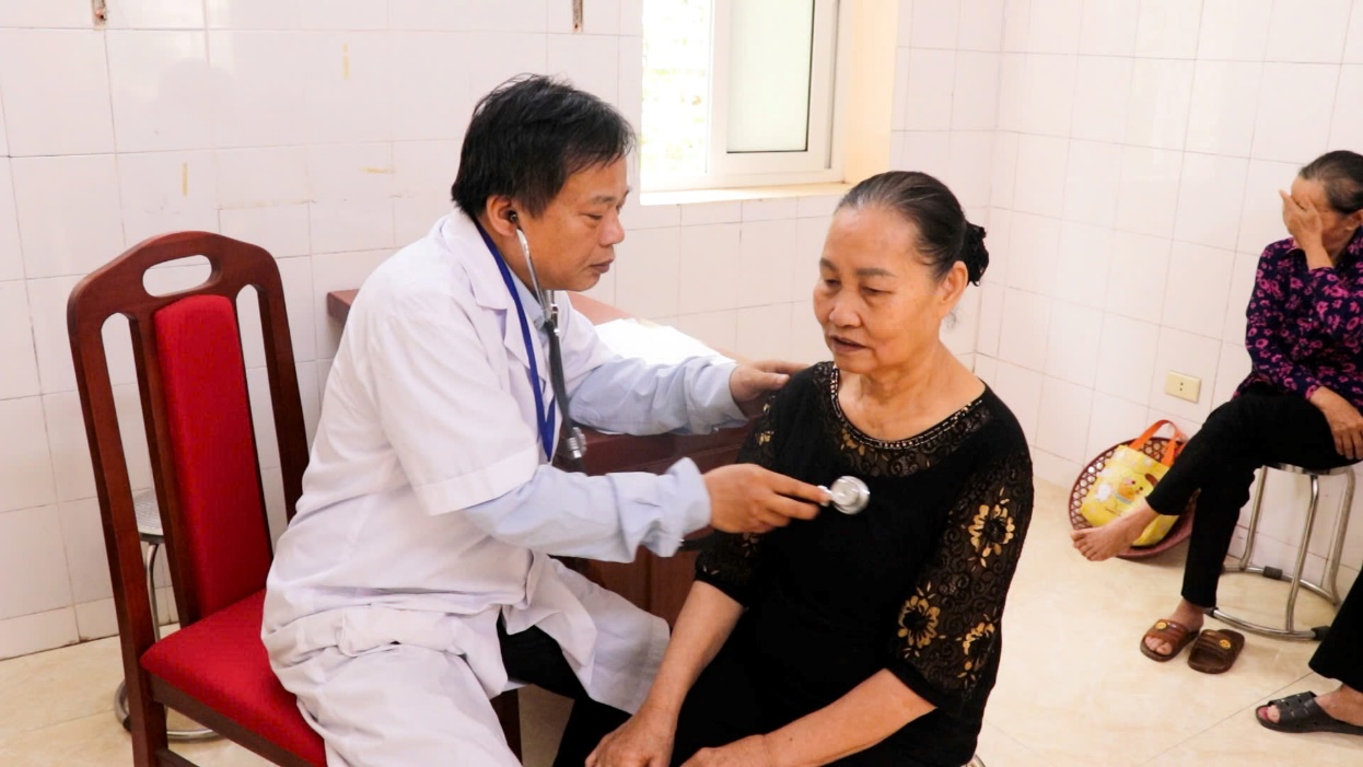 Trạm Y tế xã Hồng Sơn phối hợp với Bệnh viện Mắt Quốc tế DND khám sức khoẻ miễn phí cho 1283 người- Ảnh 2.