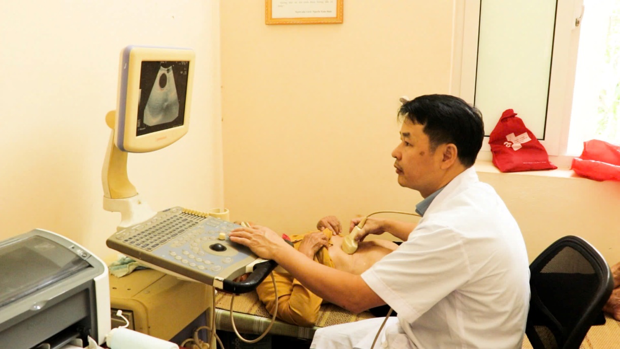 Trạm Y tế xã Hồng Sơn phối hợp với Bệnh viện Mắt Quốc tế DND khám sức khoẻ miễn phí cho 1283 người- Ảnh 3.