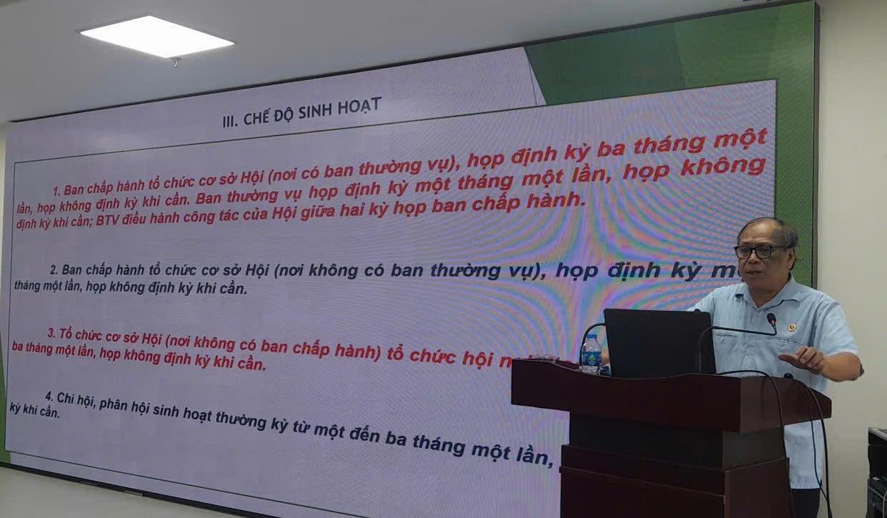 Ảnh có chứa văn bản, thuyết trình, trang phục, trong nhà  Nội dung do AI tạo ra có thể không chính xác.