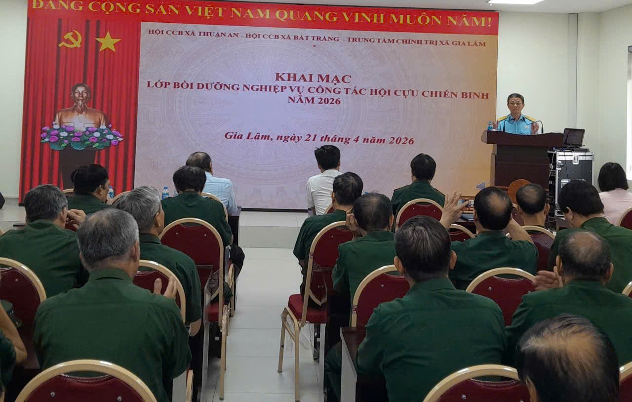 Ảnh có chứa trang phục, người, trong nhà, đàn ông  Nội dung do AI tạo ra có thể không chính xác.