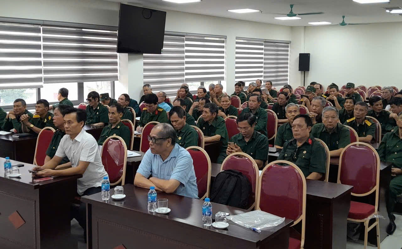 Ảnh có chứa trang phục, trong nhà, người, đàn ông  Nội dung do AI tạo ra có thể không chính xác.