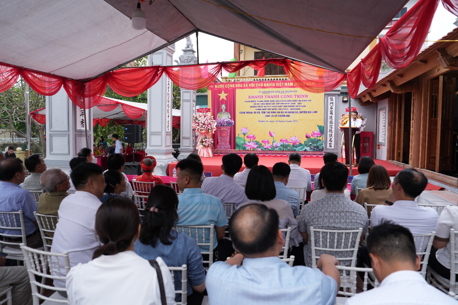 Ảnh có chứa trang phục, người, đàn ông, con người  Nội dung do AI tạo ra có thể không chính xác.