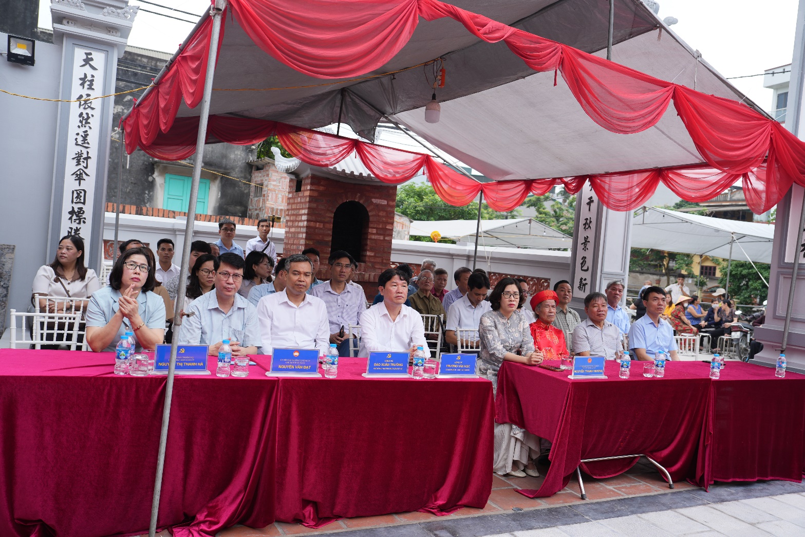 Ảnh có chứa trang phục, tòa nhà, người, phụ nữ  Nội dung do AI tạo ra có thể không chính xác.