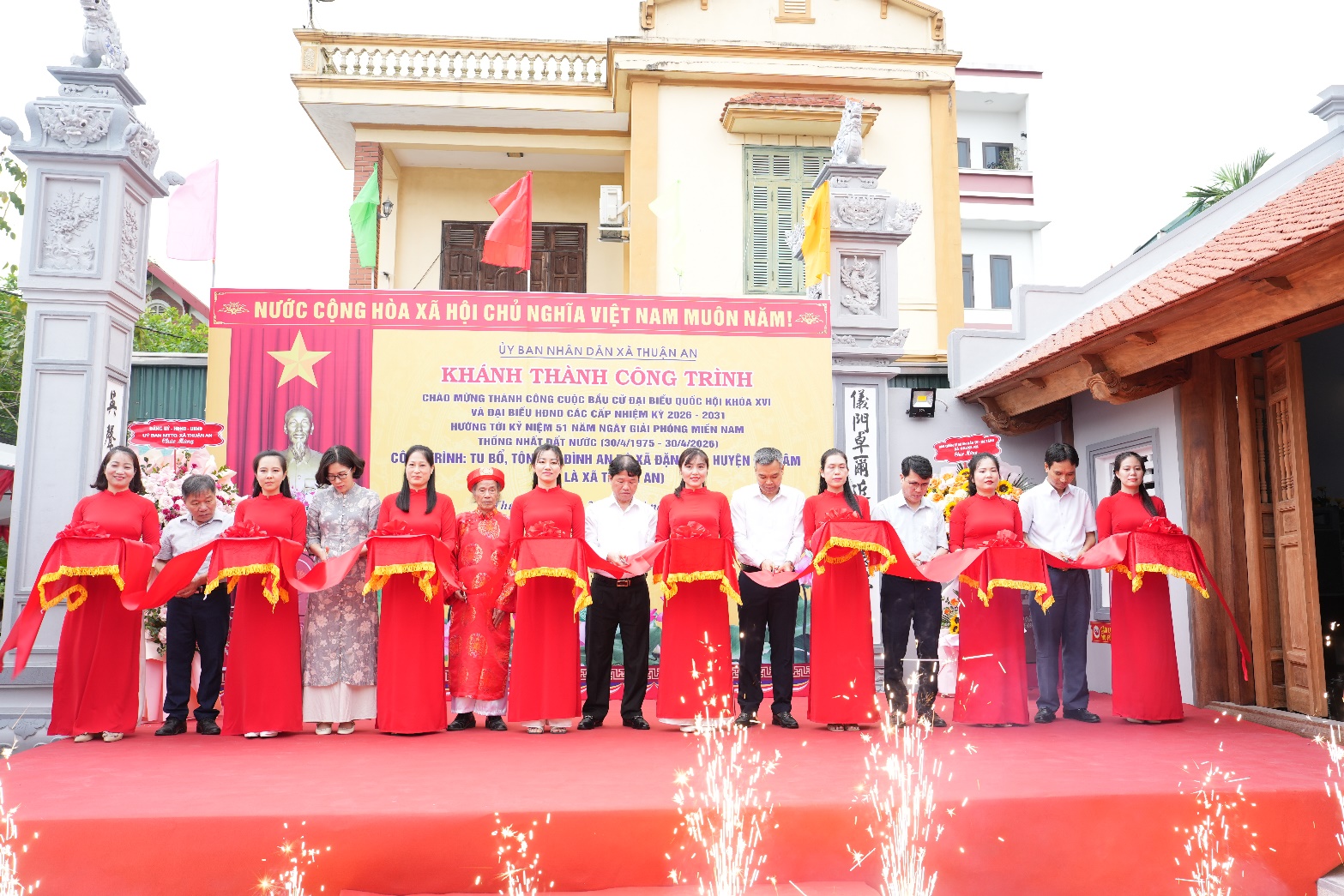 Ảnh có chứa tòa nhà, người, ngoài trời, trang phục  Nội dung do AI tạo ra có thể không chính xác.