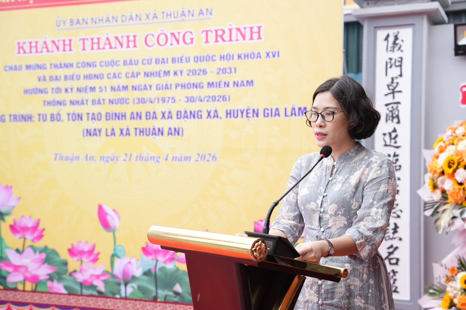 Ảnh có chứa trang phục, hoa, văn bản, người  Nội dung do AI tạo ra có thể không chính xác.