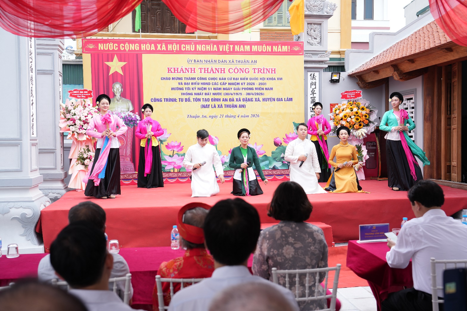 Ảnh có chứa trang phục, người, tòa nhà, phụ nữ  Nội dung do AI tạo ra có thể không chính xác.