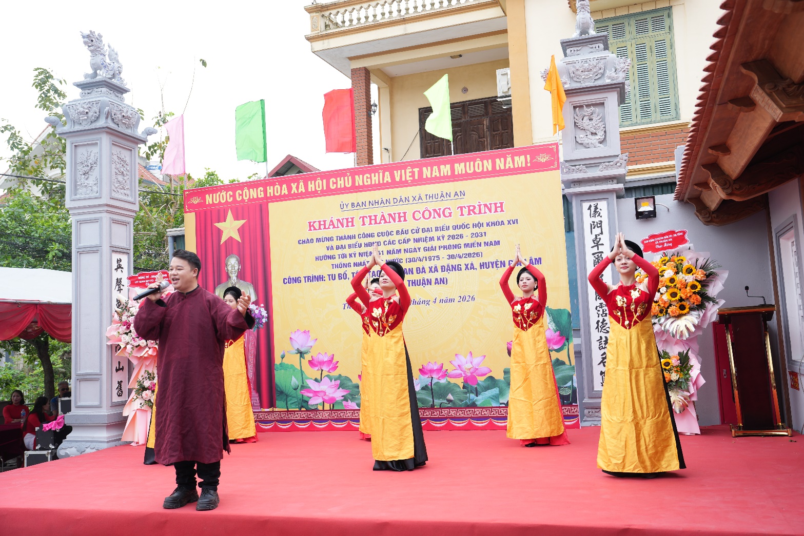 Ảnh có chứa tòa nhà, ngoài trời, trang phục, đền  Nội dung do AI tạo ra có thể không chính xác.