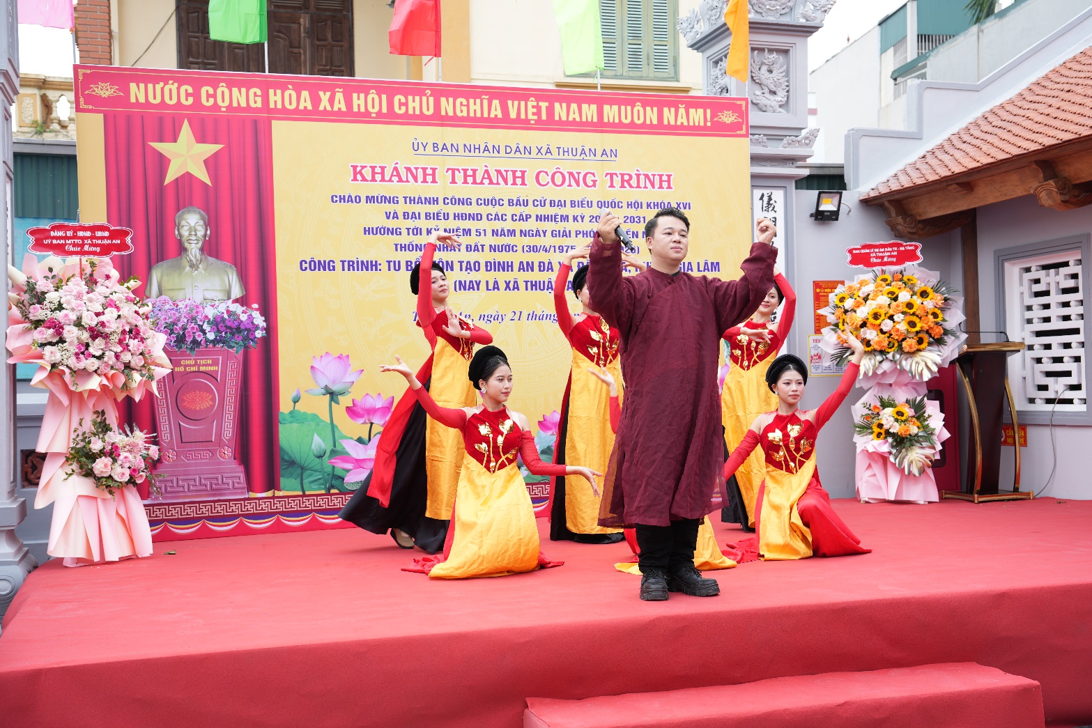 Ảnh có chứa tòa nhà, trang phục, người, Truyền thống  Nội dung do AI tạo ra có thể không chính xác.