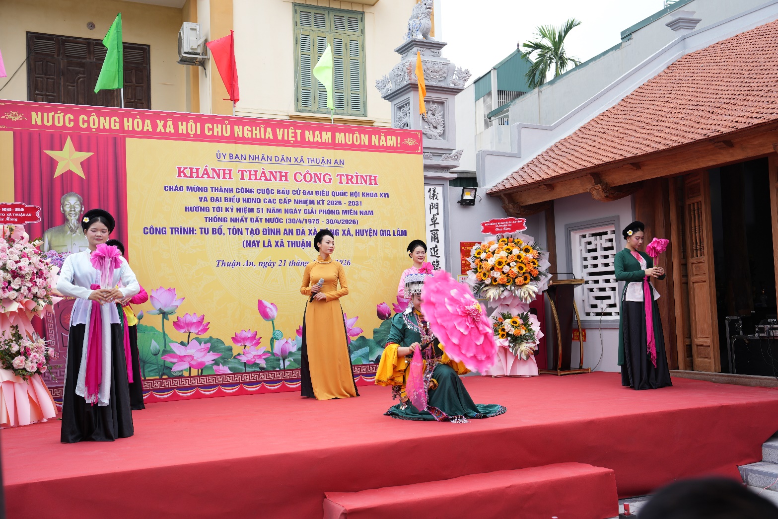 Ảnh có chứa tòa nhà, văn bản, trang phục, màu hồng  Nội dung do AI tạo ra có thể không chính xác.