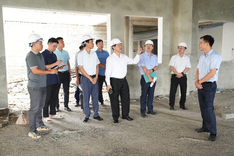 Ảnh có chứa trang phục, người, giày dép, đàn ông  Nội dung do AI tạo ra có thể không chính xác.