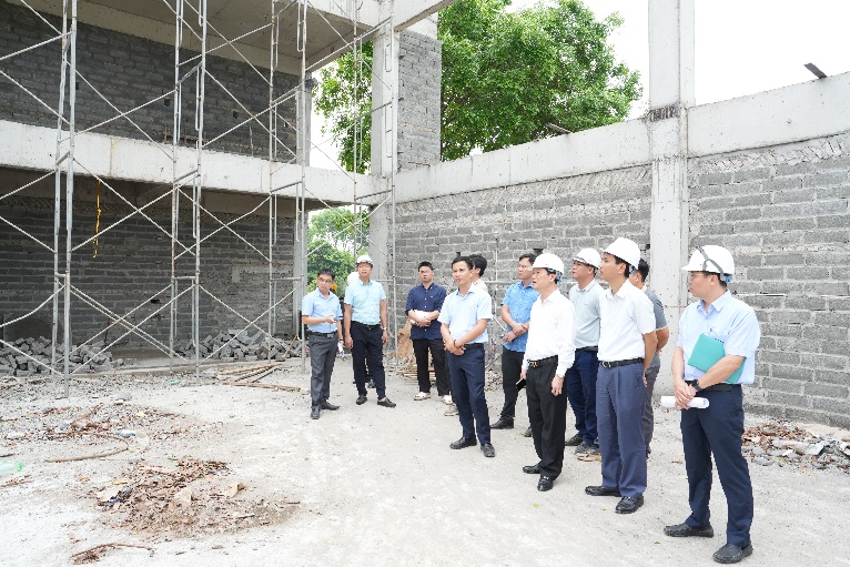 Ảnh có chứa trang phục, người, giày dép, đàn ông  Nội dung do AI tạo ra có thể không chính xác.