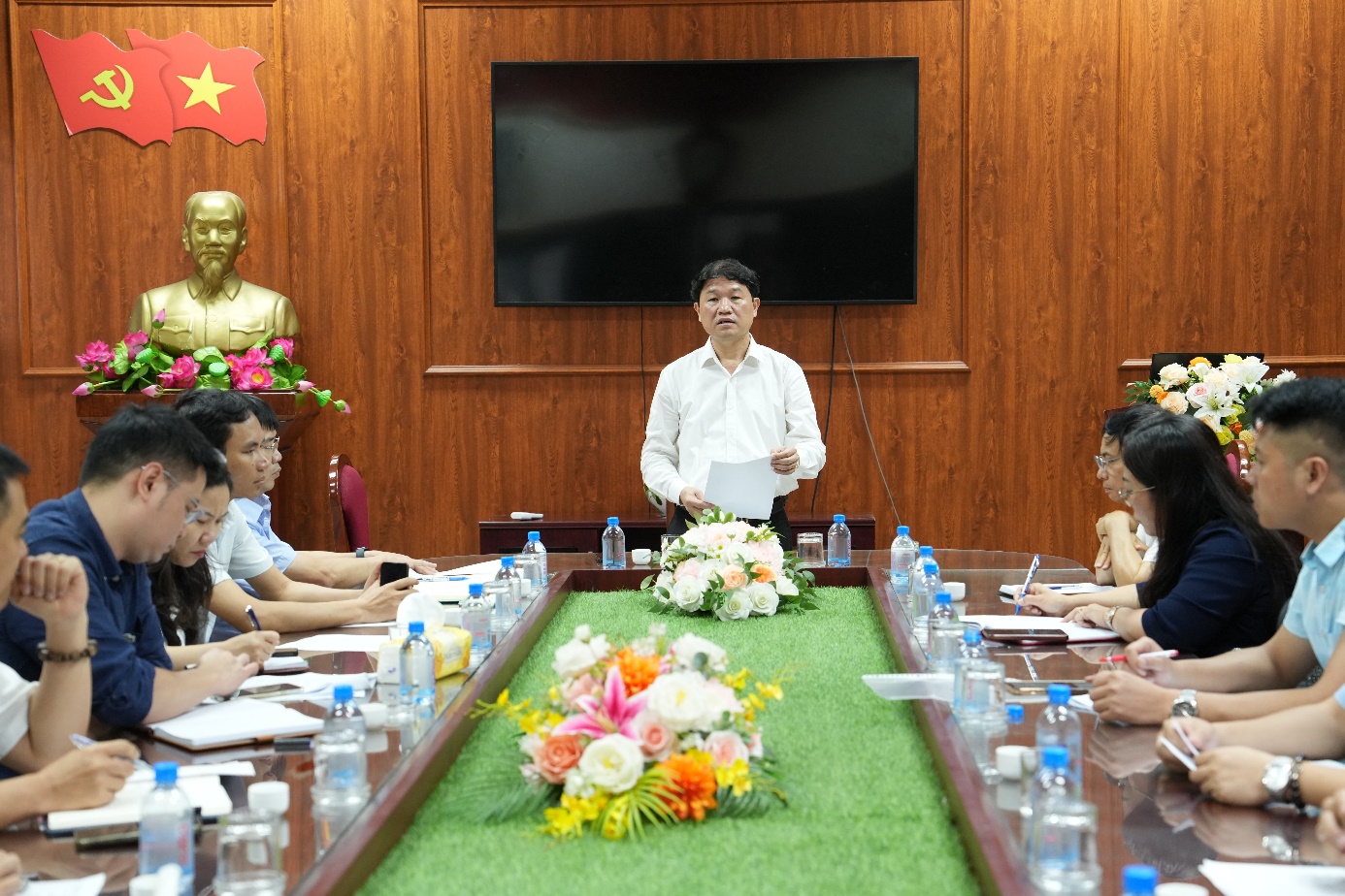 Ảnh có chứa hoa, trong nhà, người, trang phục  Nội dung do AI tạo ra có thể không chính xác.