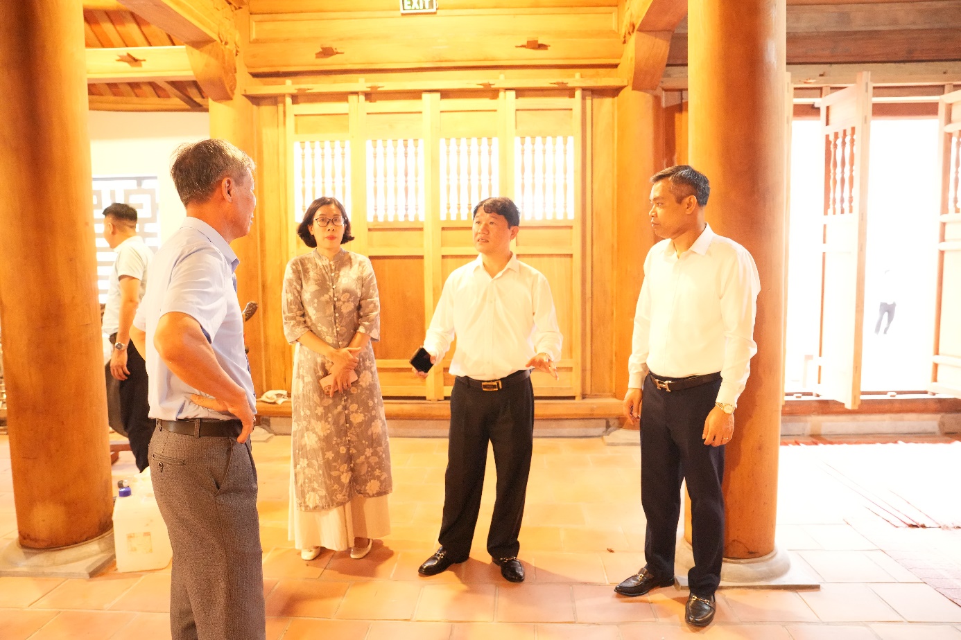 Ảnh có chứa trang phục, người, đàn ông, giày dép  Nội dung do AI tạo ra có thể không chính xác.