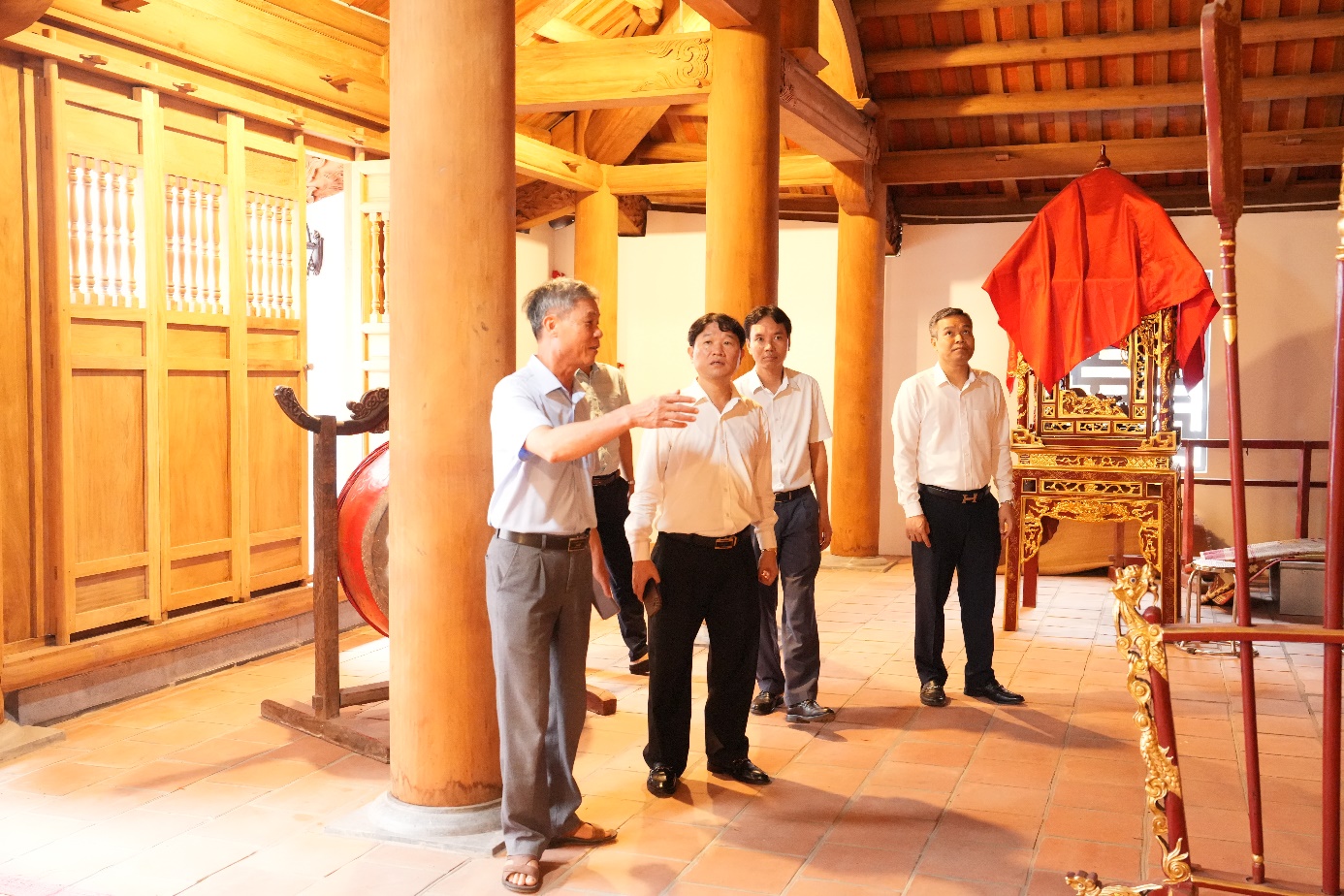 Ảnh có chứa trang phục, người, đàn ông, giày dép  Nội dung do AI tạo ra có thể không chính xác.