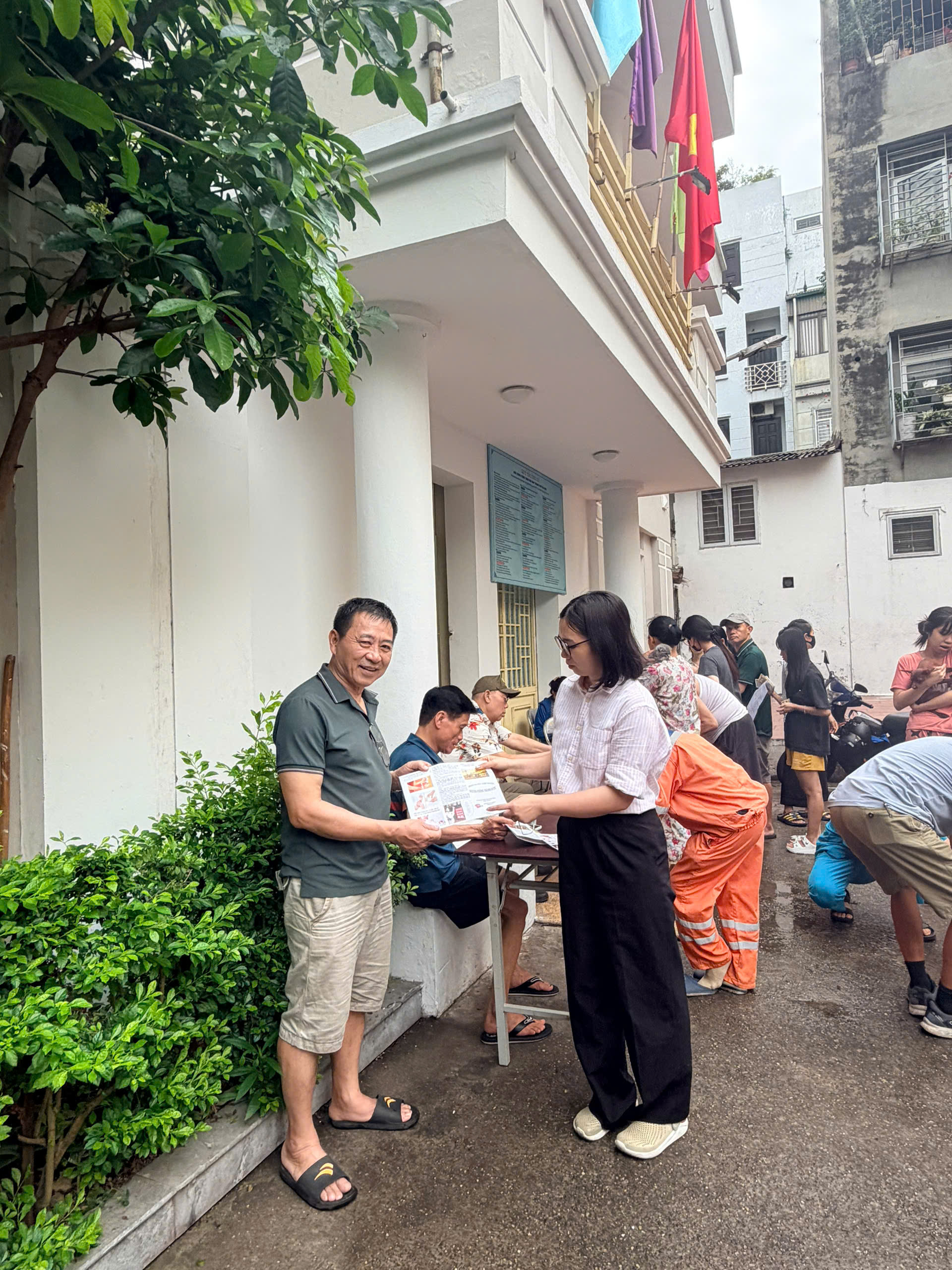 UBND phường Việt Hưng tổ chức tiêm phòng Dại cho đàn chó, mèo đợt 1 năm 2026 trên toàn địa bàn phường.- Ảnh 3.