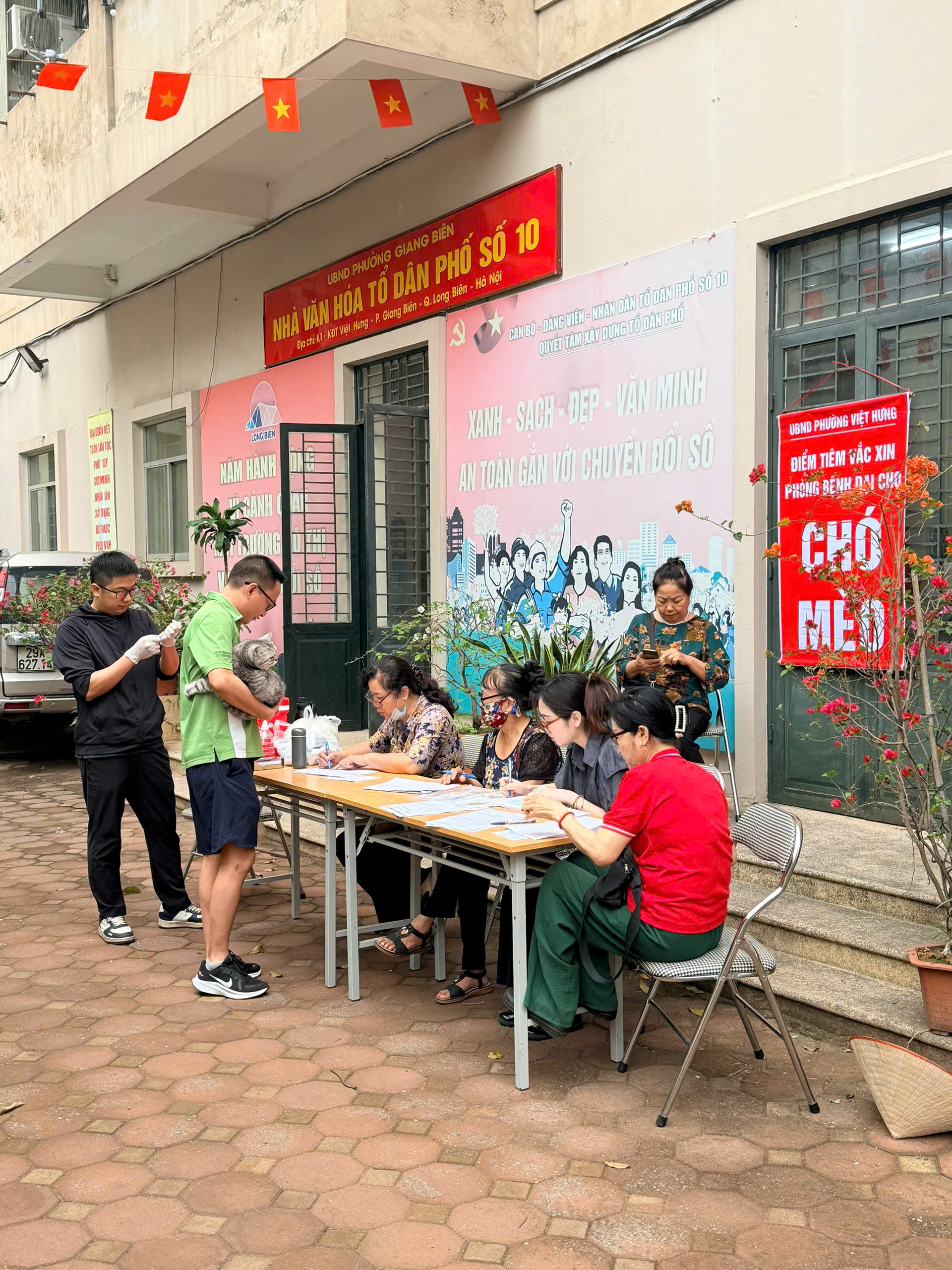 UBND phường Việt Hưng tổ chức tiêm phòng Dại cho đàn chó, mèo đợt 1 năm 2026 trên toàn địa bàn phường.- Ảnh 7.