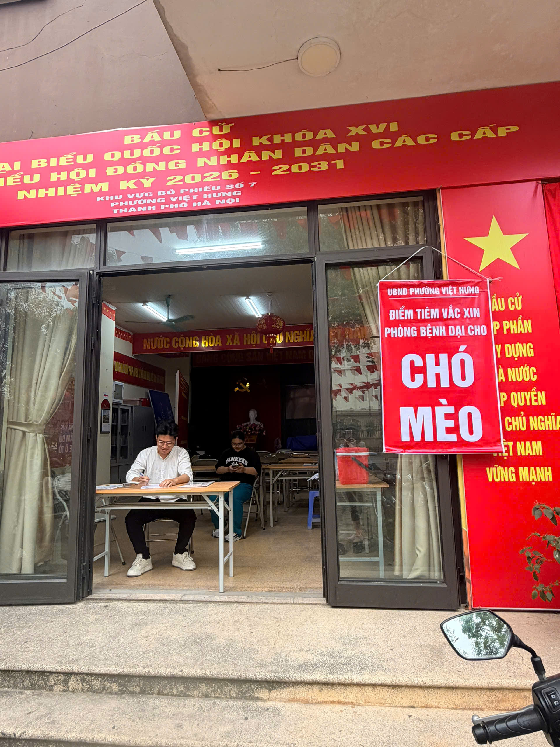 UBND phường Việt Hưng tổ chức tiêm phòng Dại cho đàn chó, mèo đợt 1 năm 2026 trên toàn địa bàn phường.- Ảnh 12.