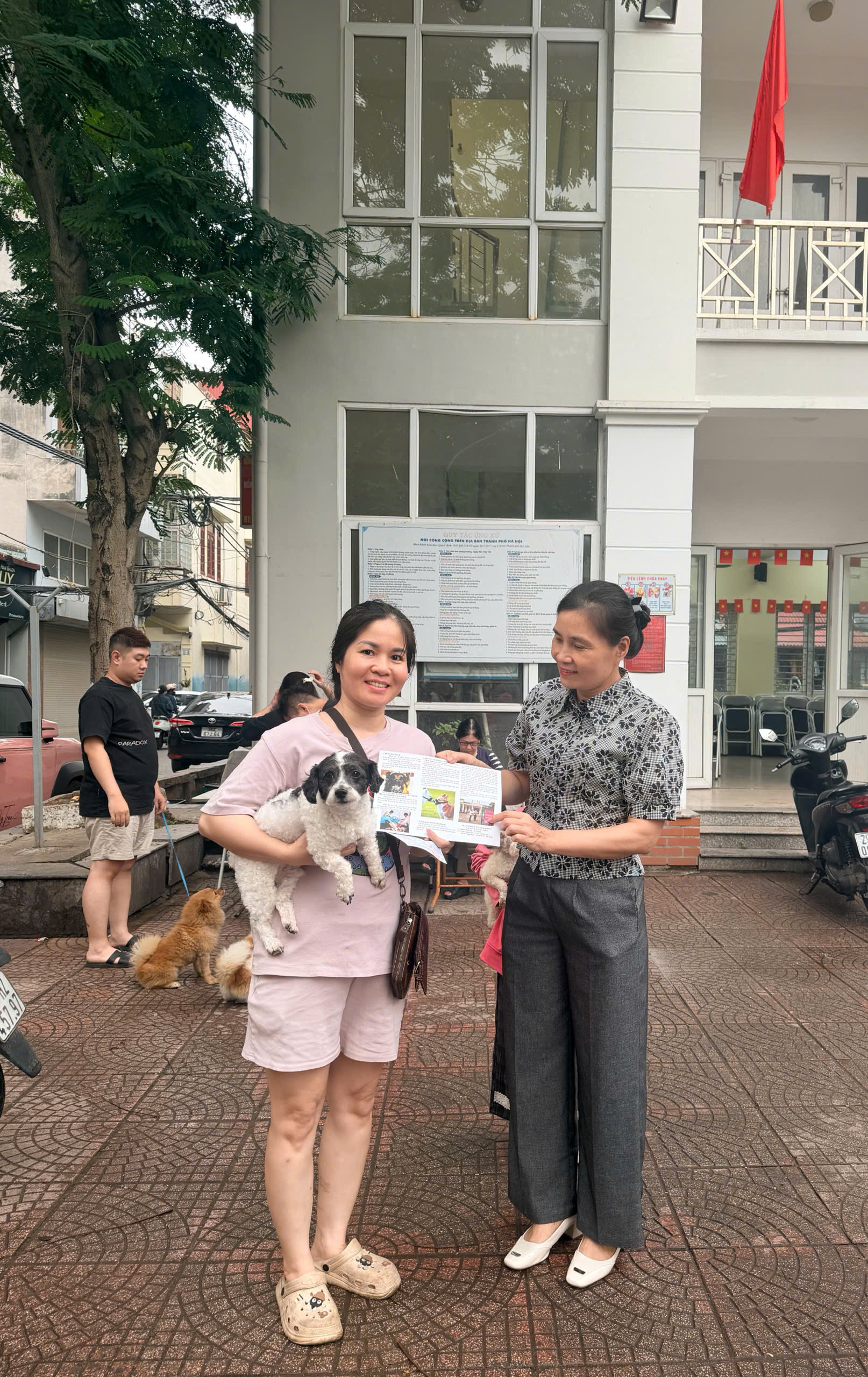 UBND phường Việt Hưng tổ chức tiêm phòng Dại cho đàn chó, mèo đợt 1 năm 2026 trên toàn địa bàn phường.- Ảnh 13.