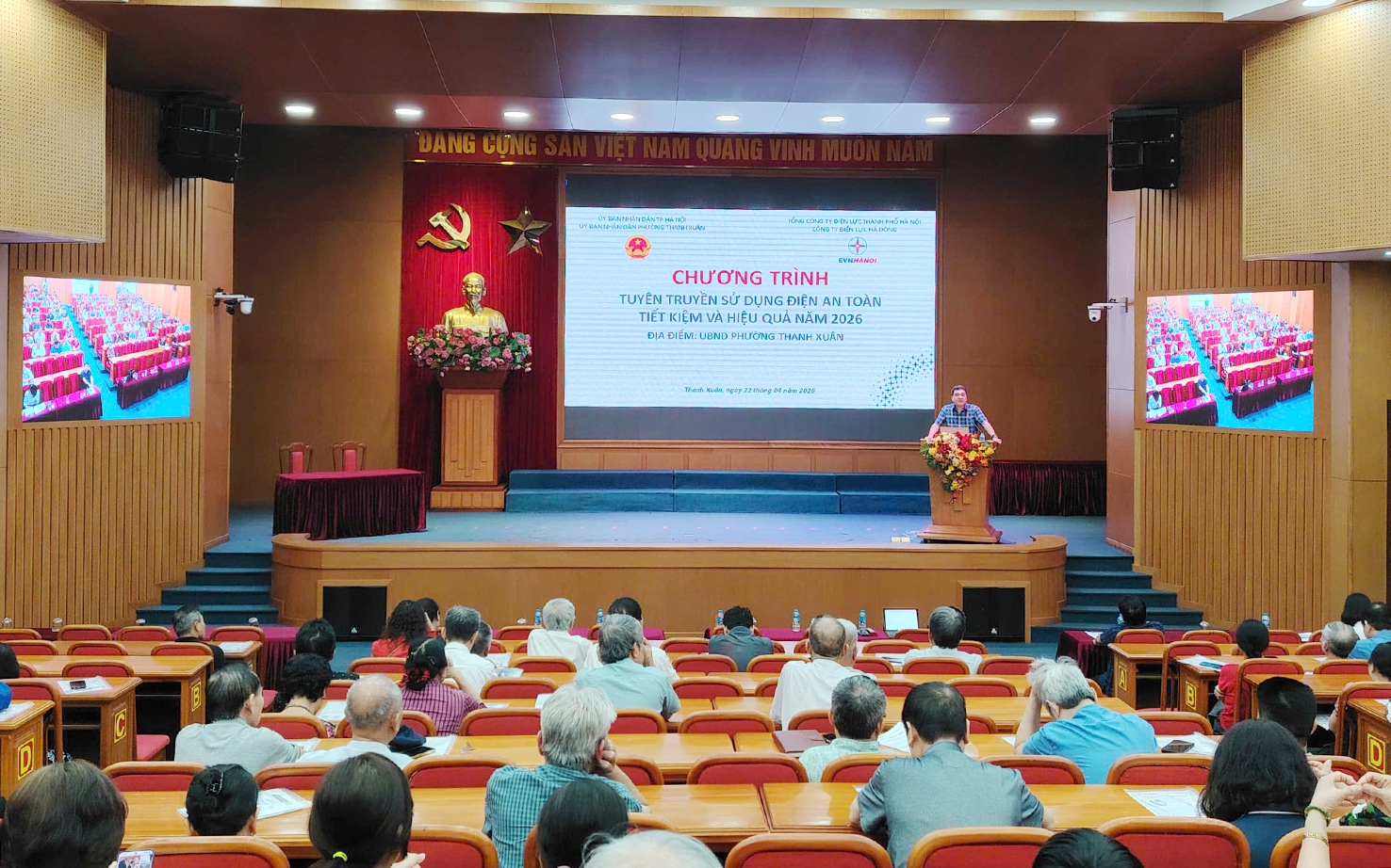 Ông Phan Huy Hoàng - Phó Giám đốc Công ty Điện lực Hà Đông phát biểu tại hội nghị