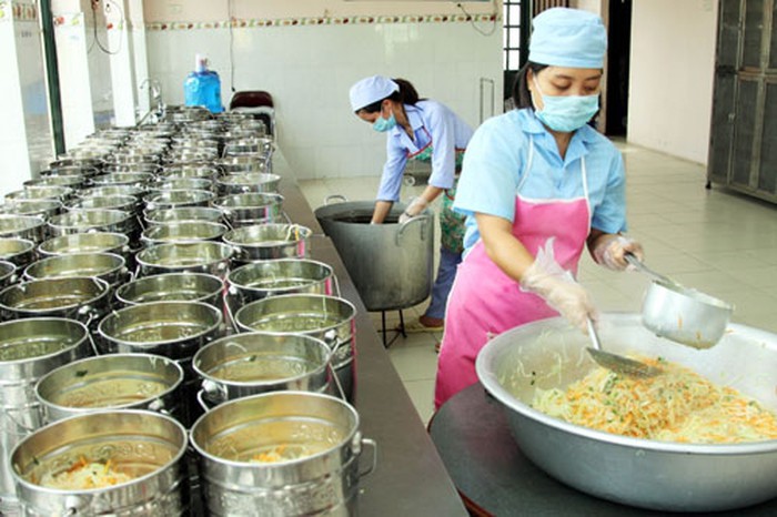 Gia Lâm kiểm tra đột xuất an toàn thực phẩm bếp ăn trường học và suất ăn sẵn năm 2026- Ảnh 1.