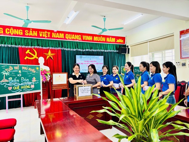Các trường học trên địa bàn xã Phú Xuyên ủng hộ
Quỹ “Vì biển đảo Việt Nam” năm 2026
- Ảnh 7.