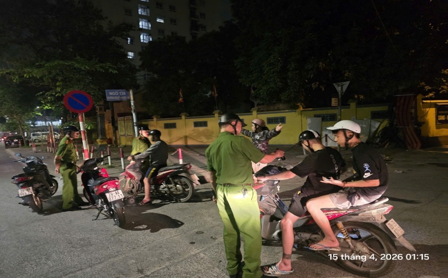 Công an phường Yên Hòa duy trì công tác tuần tra đảm bảo ANTT dịp Lễ 30/4 và 01/5- Ảnh 1.