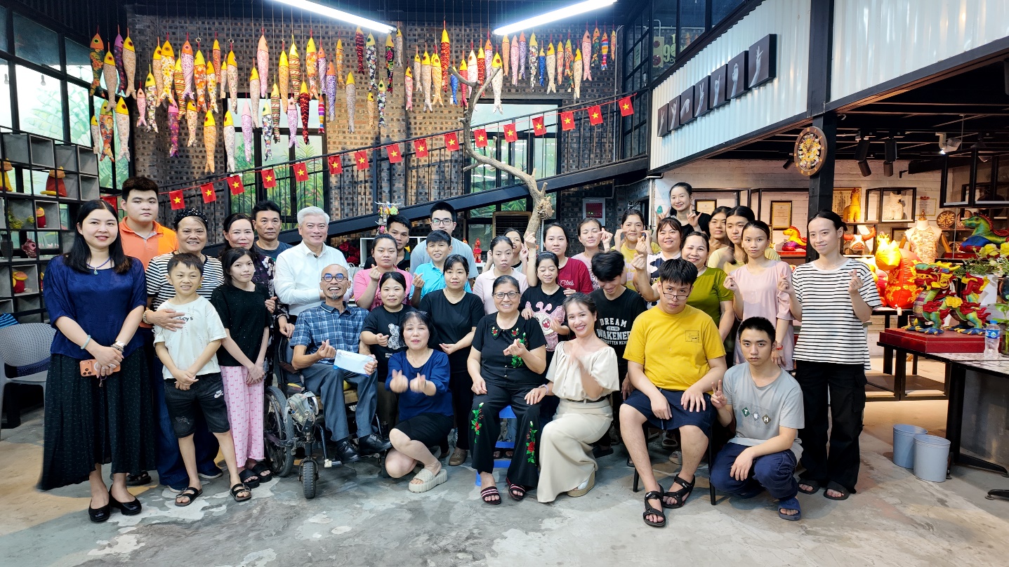 Các nhà hảo tâm, mạnh thường quân thăm tặng quà Công ty Cổ phần KymViet- Ảnh 1.