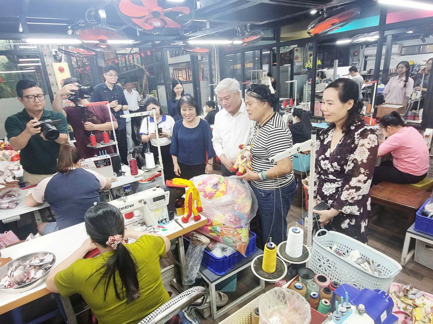 Các nhà hảo tâm, mạnh thường quân thăm tặng quà Công ty Cổ phần KymViet- Ảnh 3.