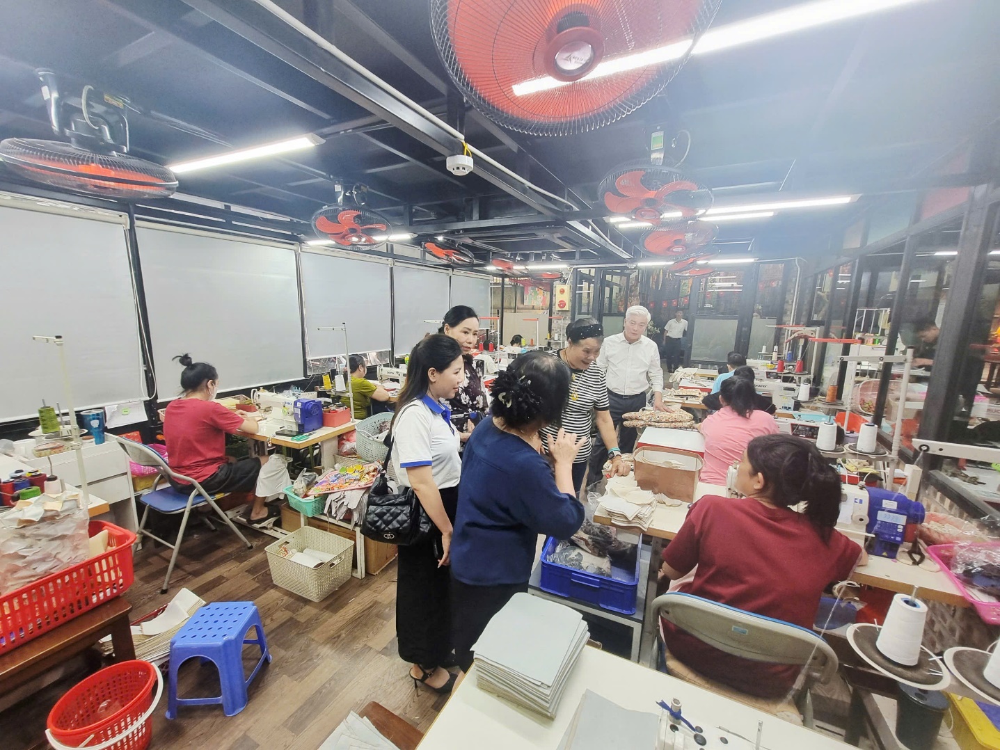 Các nhà hảo tâm, mạnh thường quân thăm tặng quà Công ty Cổ phần KymViet- Ảnh 4.