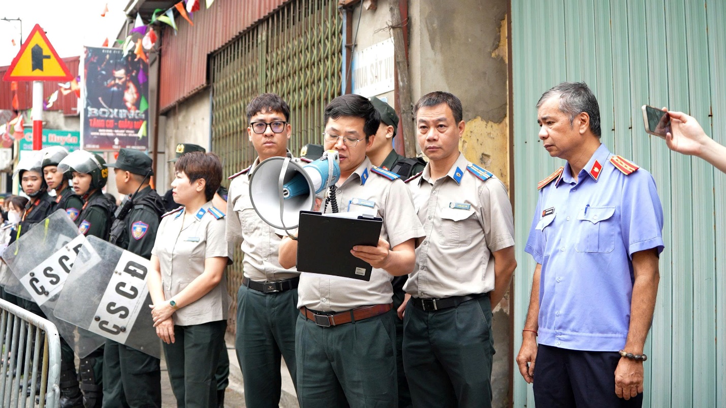 Quyết liệt cưỡng chế thi hành án dân sự tại Hoài Đức đảm bảo tính nghiêm minh của pháp luật- Ảnh 1.