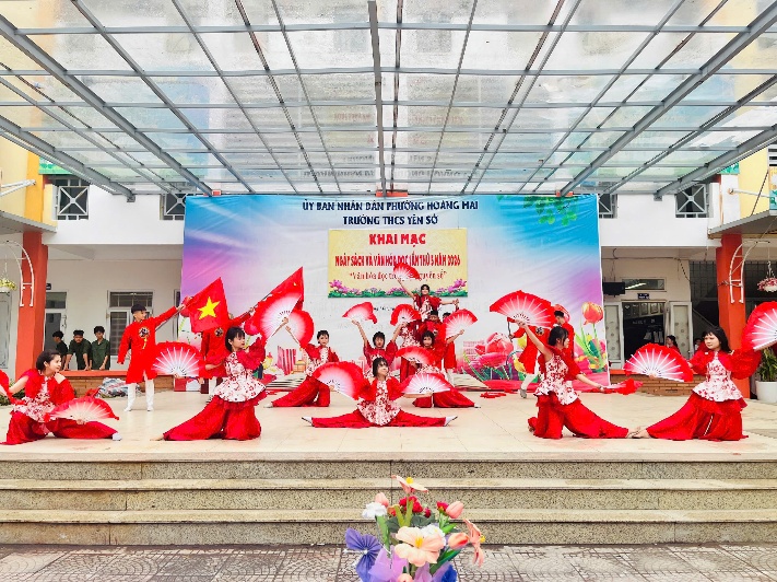 TRƯỜNG THCS YÊN SỞ TỔ CHỨC SINH HOẠT DƯỚI CỜ THEO CHỦ ĐIỂM: "NGÀY HỘI SÁCH VÀ VĂN HÓA ĐỌC VIỆT NAM LẦN THỨ 5 NĂM 2026"- Ảnh 1.