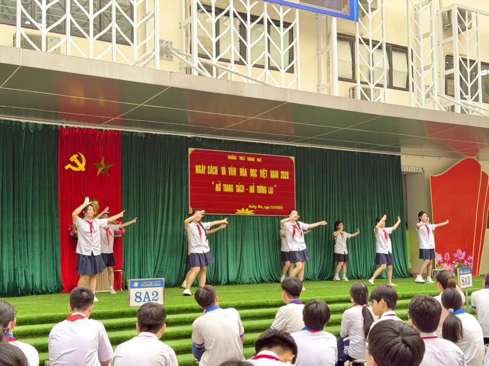 Có thể là hình ảnh về đang khiêu vũ và văn bản