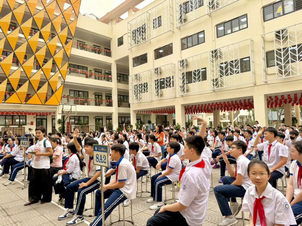 Có thể là hình ảnh về một hoặc nhiều người và văn bản